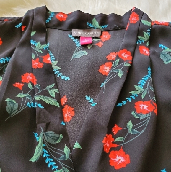 NWT VINCE CAMUTO V-Neck Blouse - Picture 5 of 5